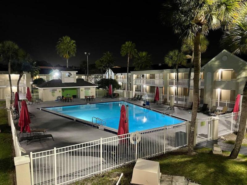 Newly renovated room in cozy hotel near Disney 2 - image 23
