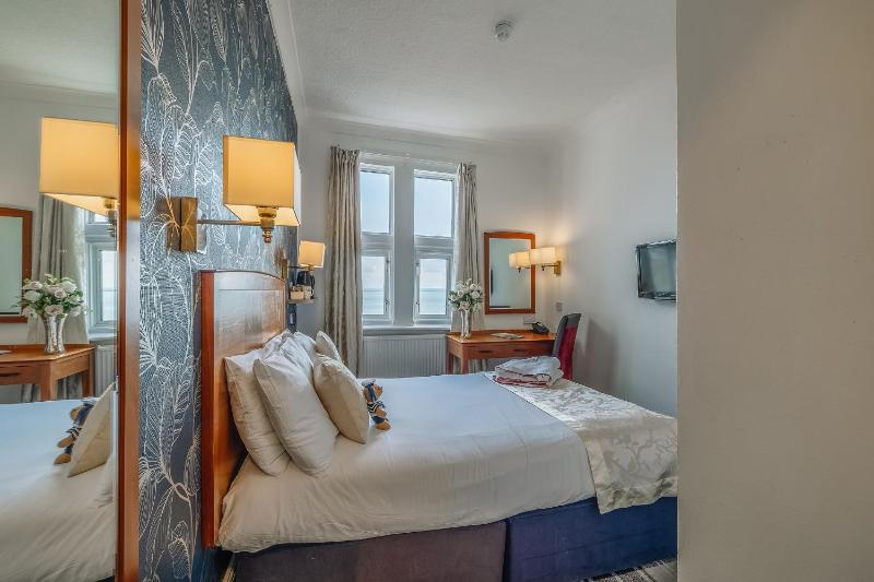 Compact Double Room image 3
