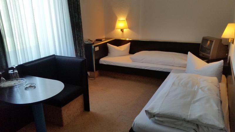 Business Twin Room image 4