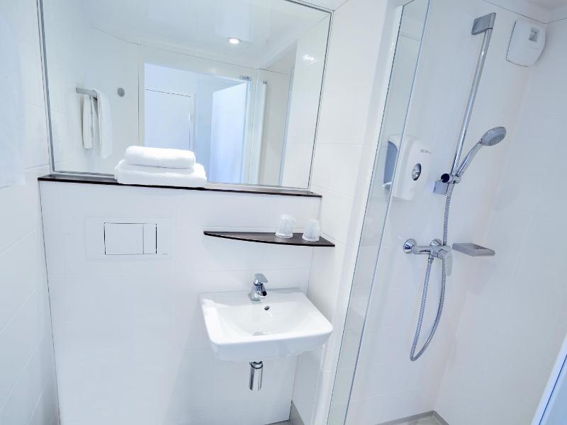 Twin Room image 1