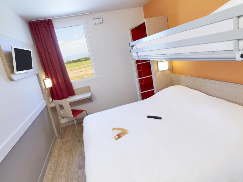 Triple Room with One Double Bed and One Single Bed image 1