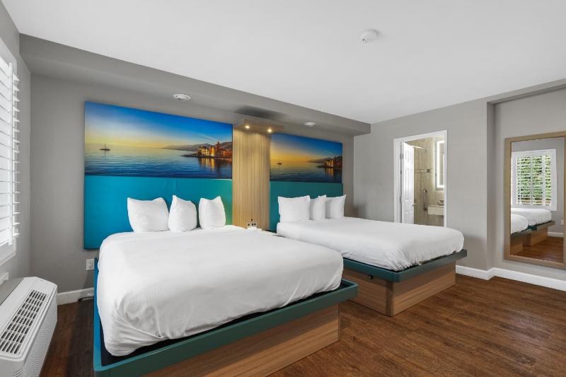 Queen Room with Two Queen Beds - Non-Smoking image 1