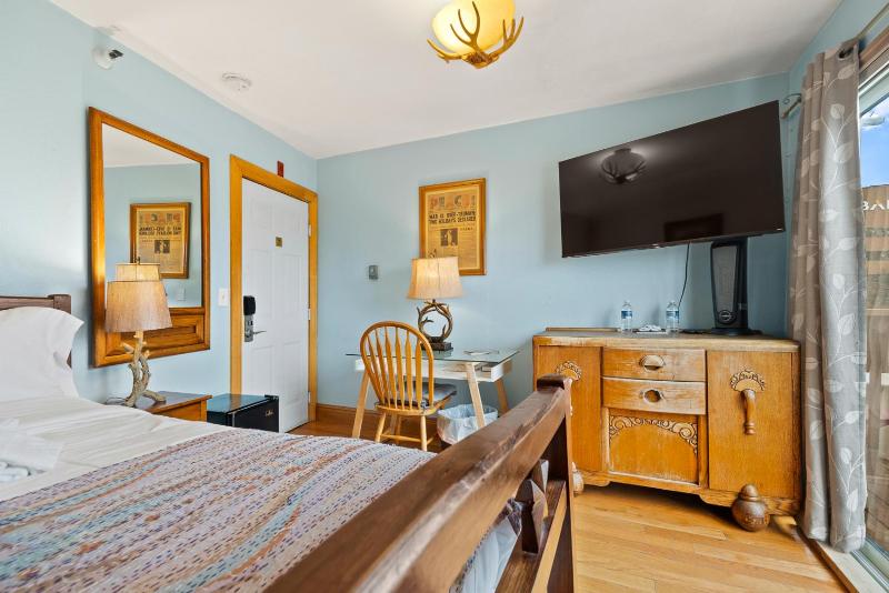 One Double Bed with Shared Bathroom image 2