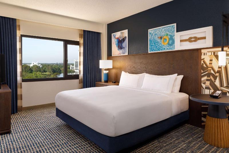 One-Bedroom King Suite with Sofa Bed image 3
