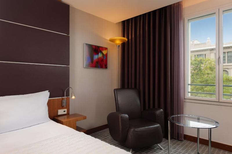 Deluxe King Room image 3