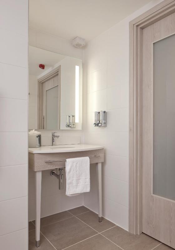 Queen Room - Mobility Access image 1
