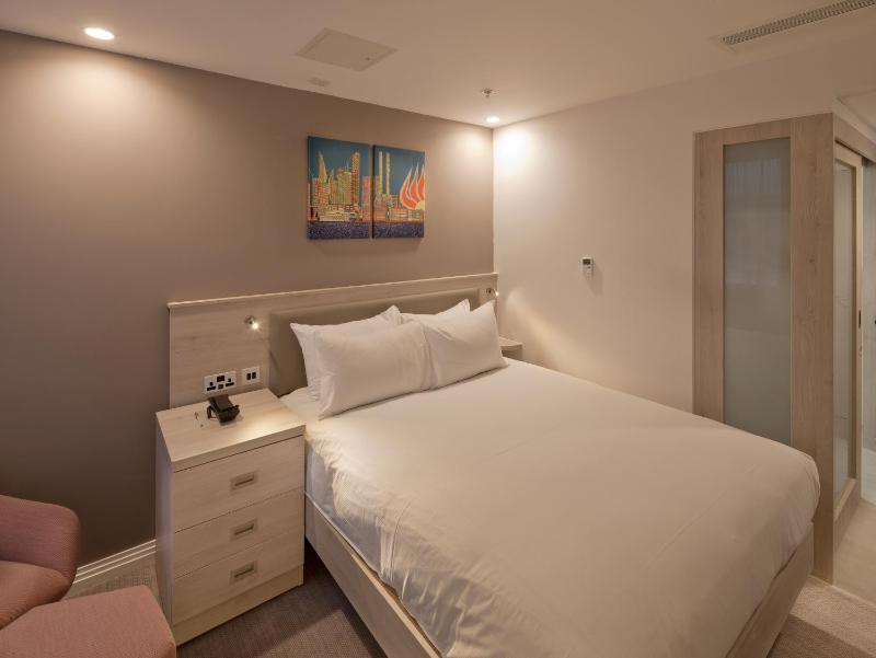 Queen Room image 1