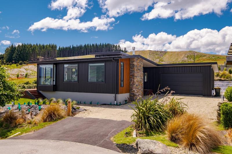 Karearea Views - Wanaka Holiday Home - image 1