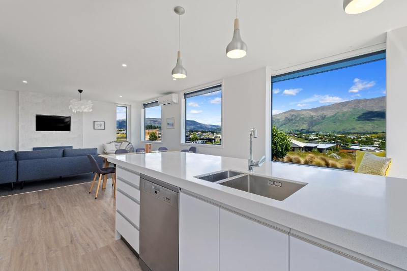 Karearea Views - Wanaka Holiday Home - image 13