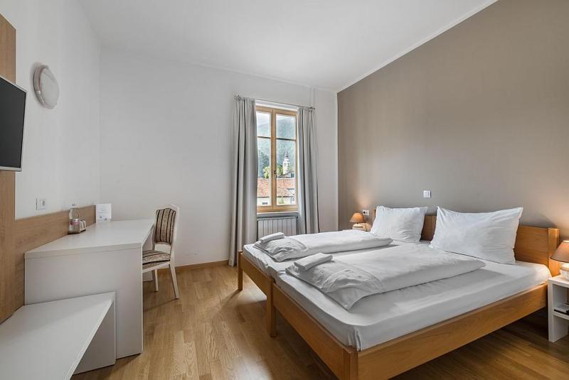 Standard Double Room image 3