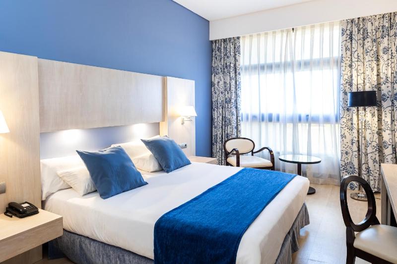 Double or Twin Room image 4