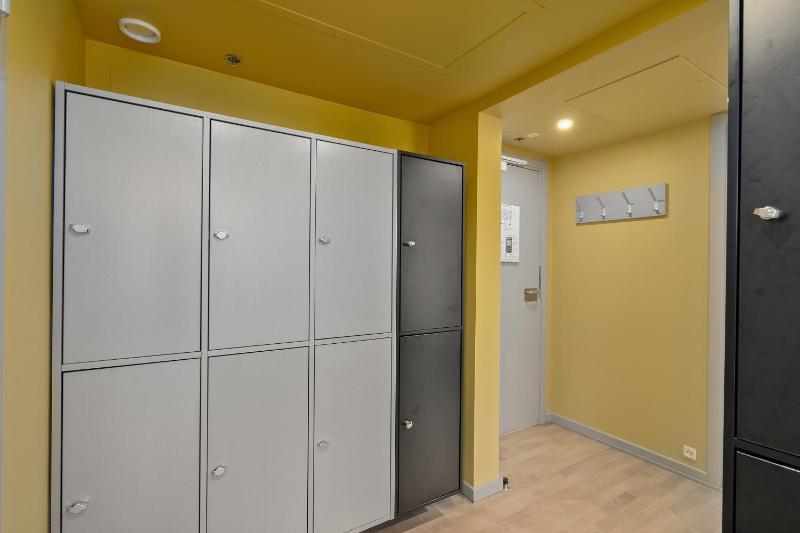 Standard 8-Bed Room image 3