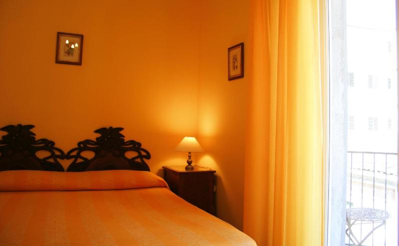 Economy Triple Room with City View image 4