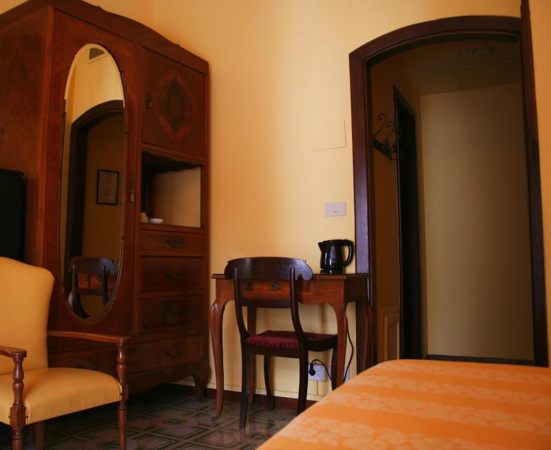 Economy Triple Room with City View image 3
