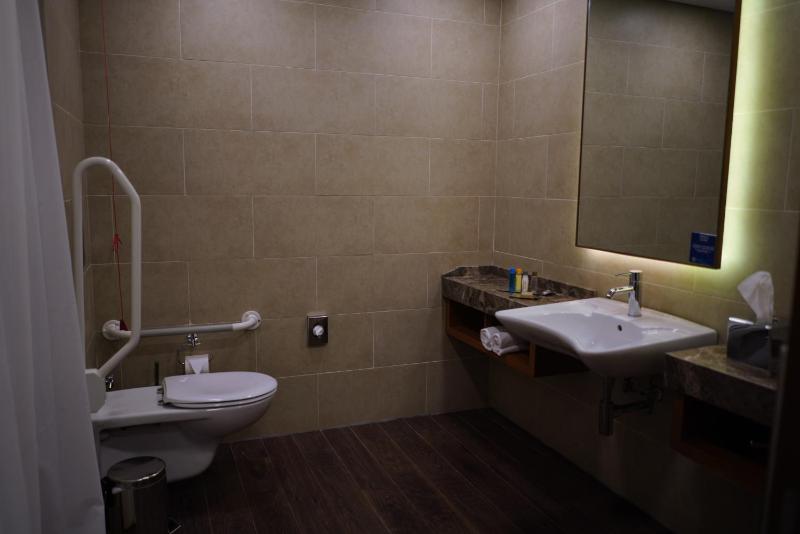 Queen Room - Mobility Access image 4