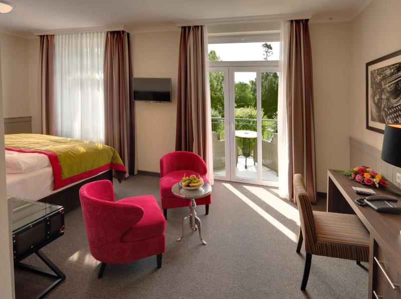 Deluxe Double Room with Balcony image 4