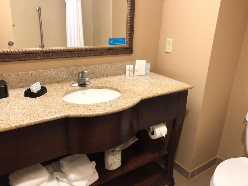 2 Queen beds studio accessible with tub non smoking image 2