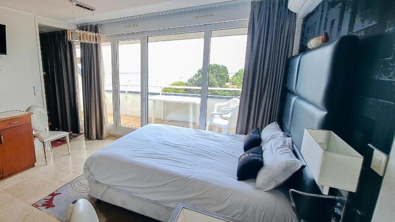 Studio Apartment with Sea View image 4
