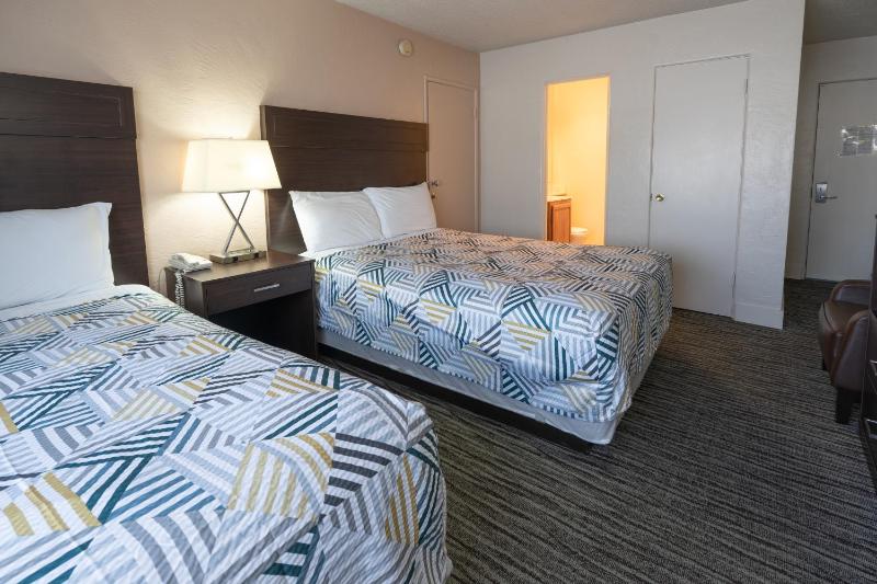 Queen Room with Two Queen Beds - Non-Smoking image 4