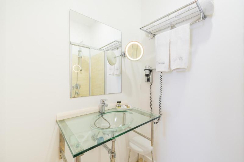 Twin Room with Street View image 4