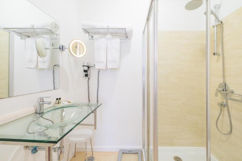 Twin Room with Street View image 3