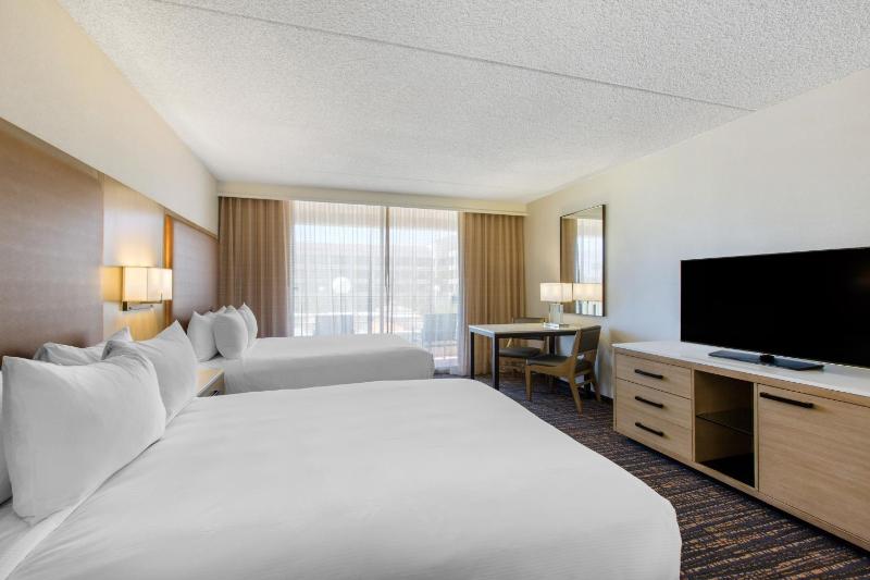 Queen Room with Two Queen Beds with View image 1