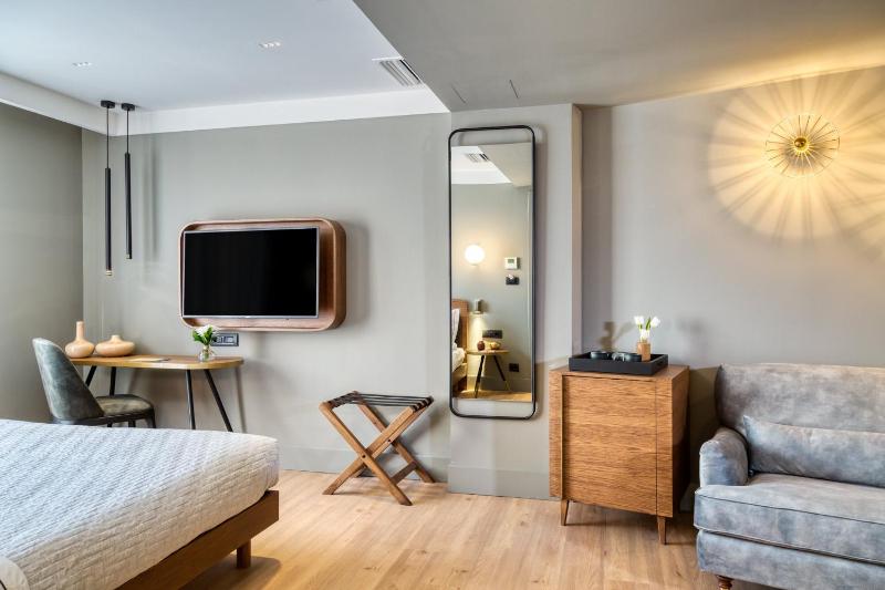 Junior Suite with Balcony image 4