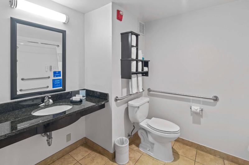 Queen Room with Two Queen Beds - Mobility Access/Non-Smoking image 2