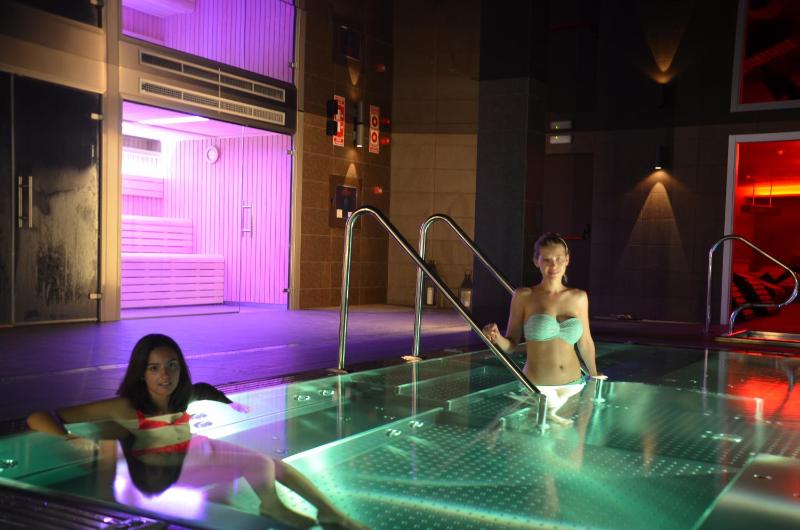 Double or Twin Room with Spa Access image 1