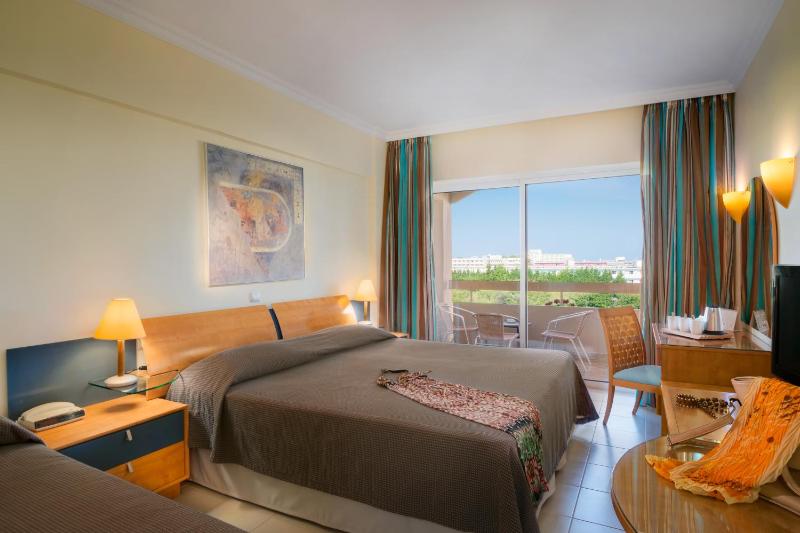 Superior Room with Garden View image 3