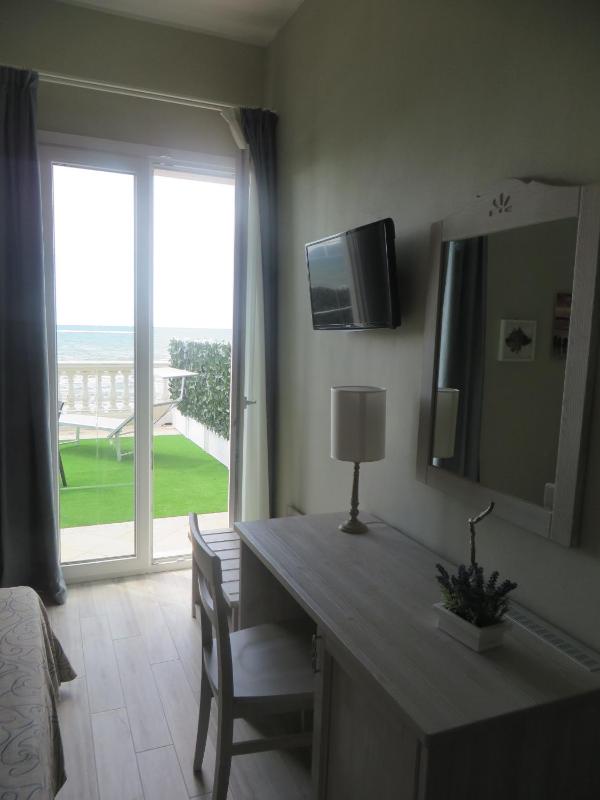 Double or Twin Room with Sea View image 4