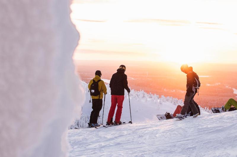 Classic Log Cabin Ski-in Ski-out - image 20