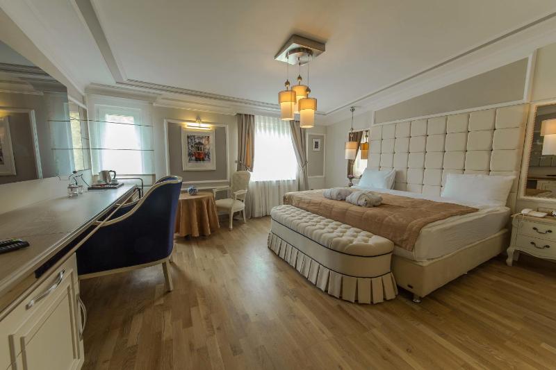 Deluxe Double Room with Bath image 2