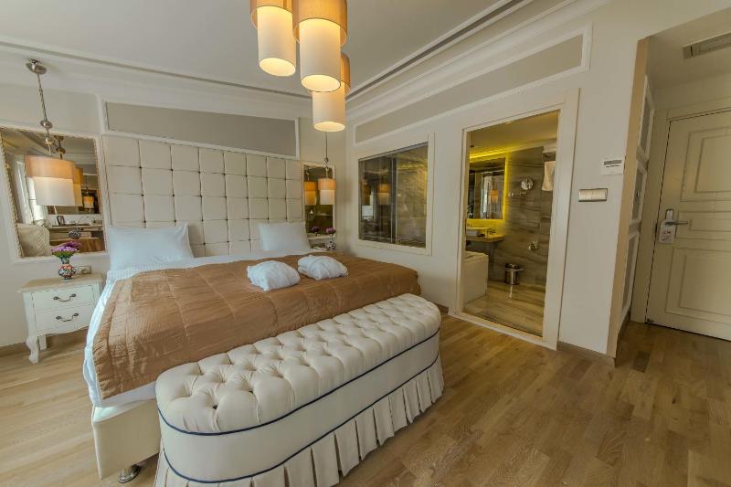 Deluxe Double Room with Bath image 3