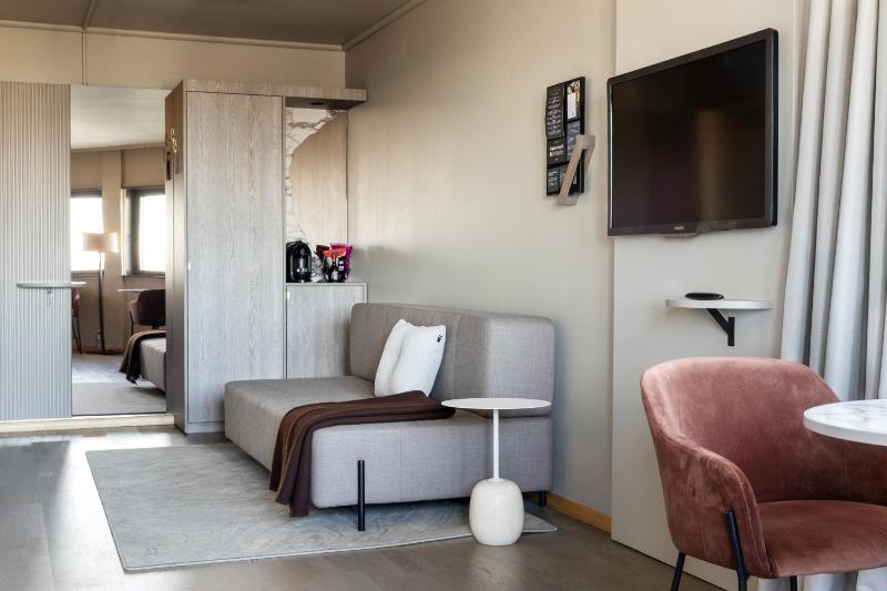 Deluxe Double Room image 3