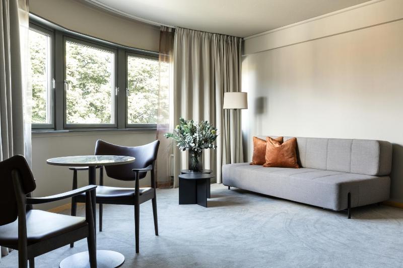 Family Room image 3