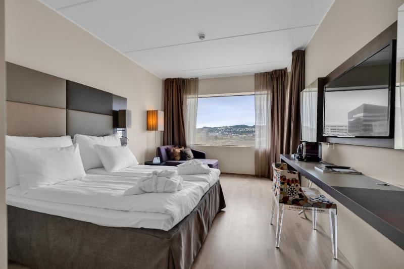 Deluxe Double or Twin Room image 1
