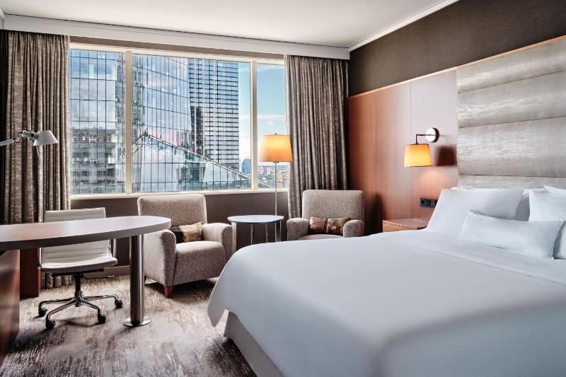 Executive, Guest room, 1 King, City view, High floor image 1