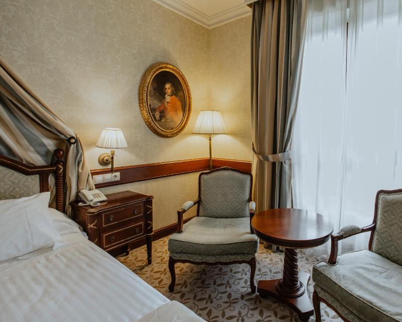 Twin Room with Extra Bed image 1