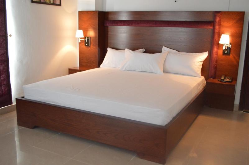 Superior King Room image 3