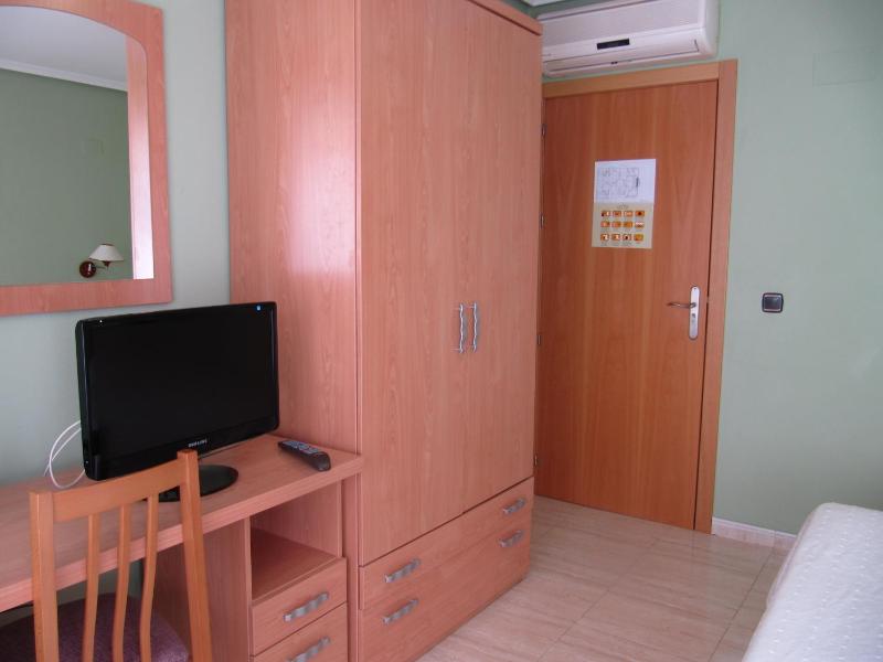 Twin Room with City View image 4
