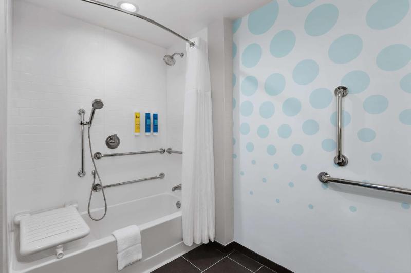 King Room with Accessible Tub - Mobility Access image 3