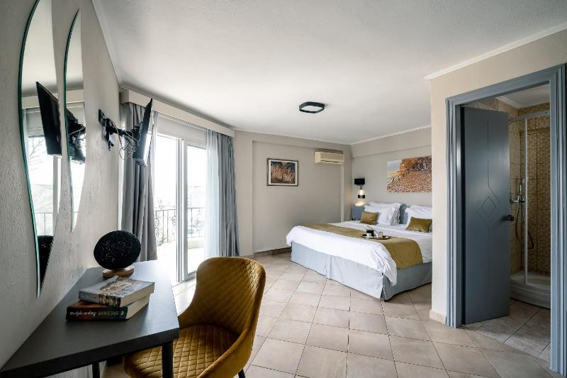 Standard Room with Side Lake View image 1