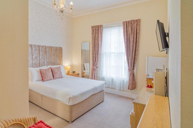 King Room with En-Suite Shower image 1