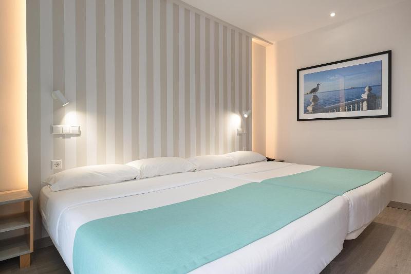 Double or Twin Room image 3