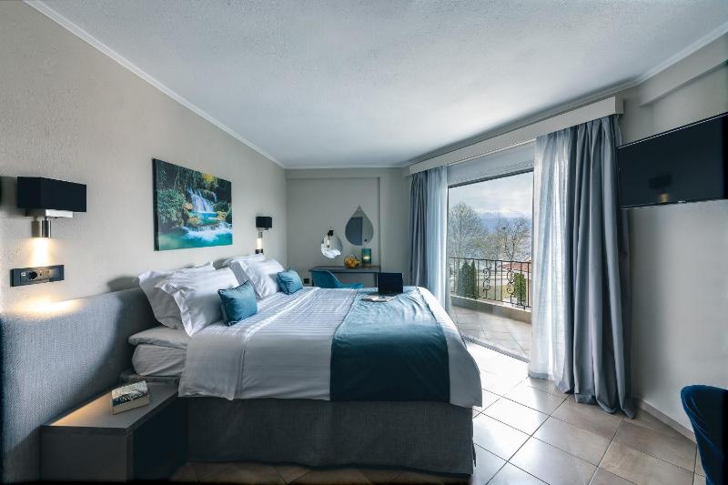 Standard Room with Lake View image 1