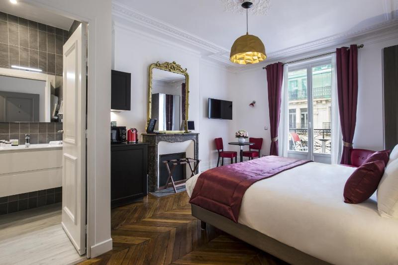 Deluxe Double Room with Balcony image 1