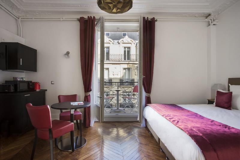 King Suite with Balcony image 4