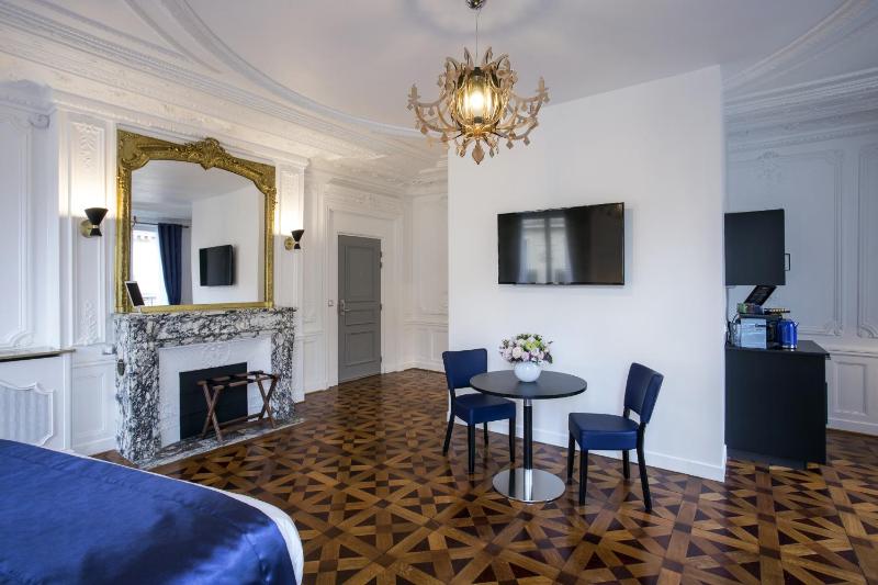 Suite with Balcony image 3