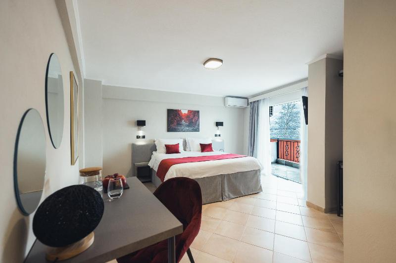Superior Room with Lake View image 3